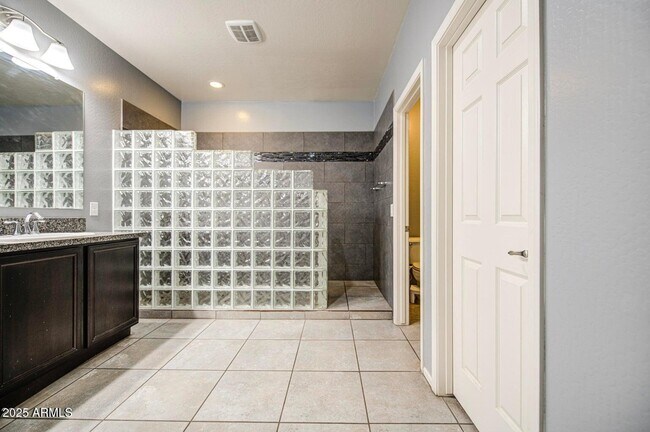 Building Photo - 6815 S 19th Ln