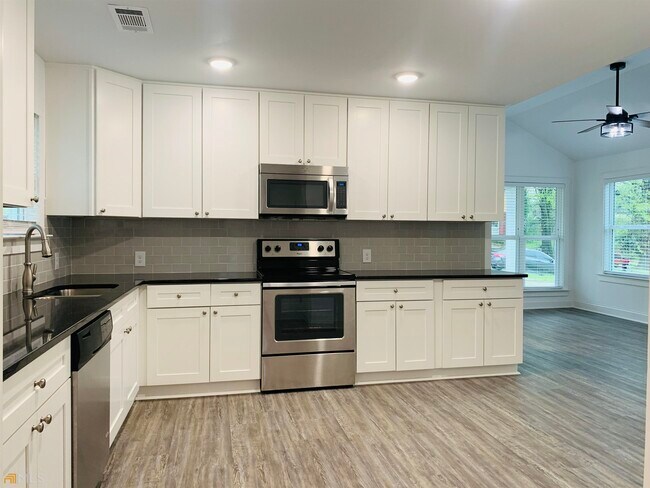 Building Photo - 105 Oak St