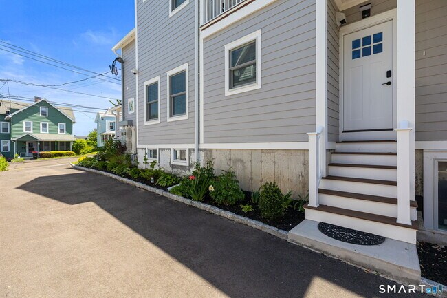 Building Photo - 11 Quintard Ave