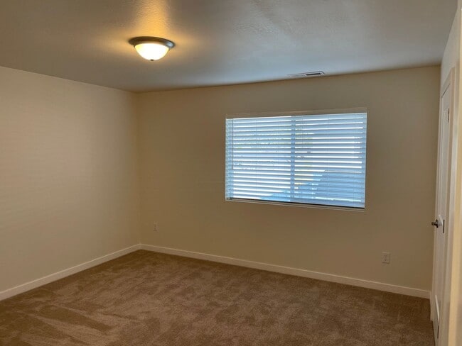 Building Photo - End Townhouse Unit in South Medford/Phoenix Area