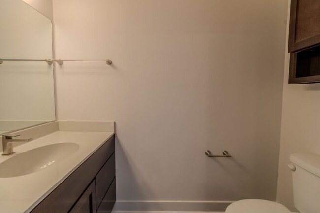 Building Photo - 1502 Simsbury St