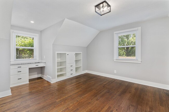 Building Photo - Awesome Renovated OP House