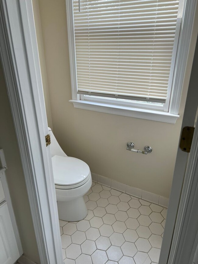 Building Photo - Spacious and Gracious, Close to EVERYTHING!