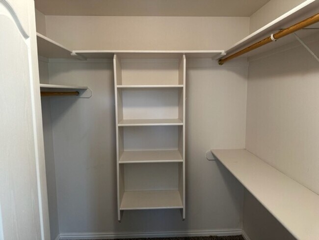 Building Photo - 943 Mount Hood Pl N