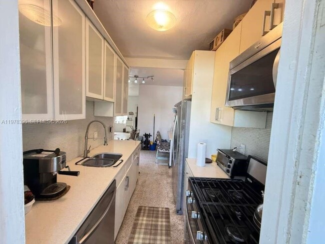 Building Photo - 8420 Byron Ave