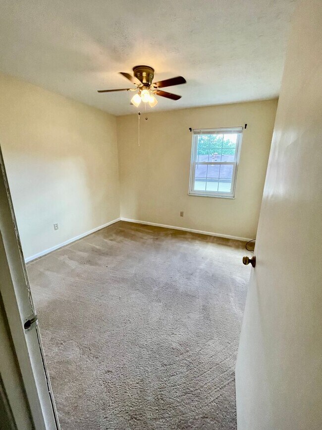 Building Photo - 257 University Dr