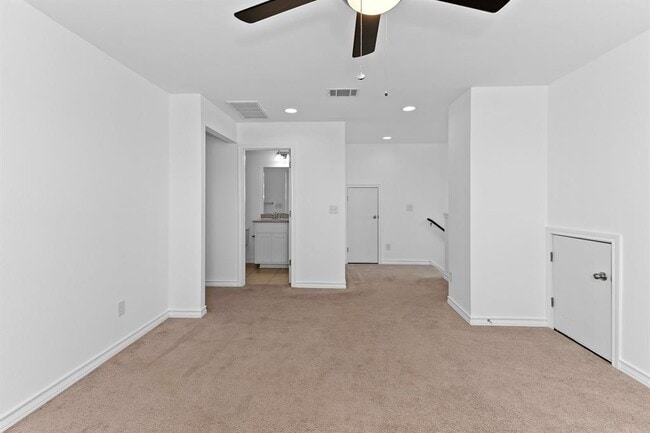 Building Photo - 208 Magna Ln