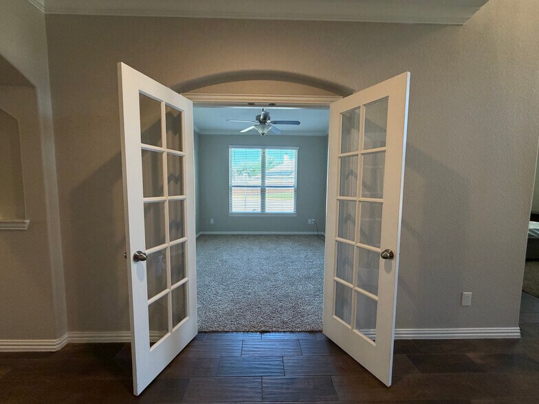 Building Photo - Room in House on Zanna Grace Way