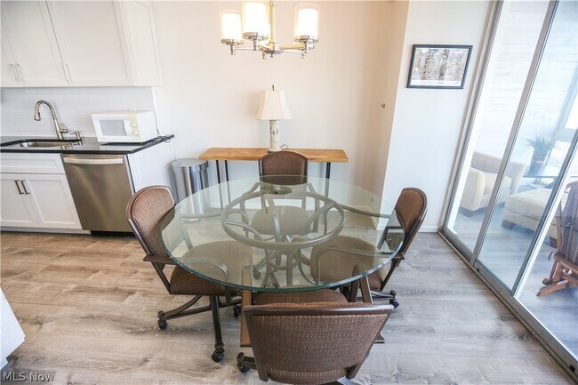 Building Photo - 12520 Edgewater Dr