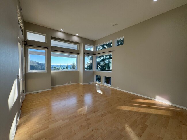 Building Photo - Breathtaking views of Chuckanut Bay!!