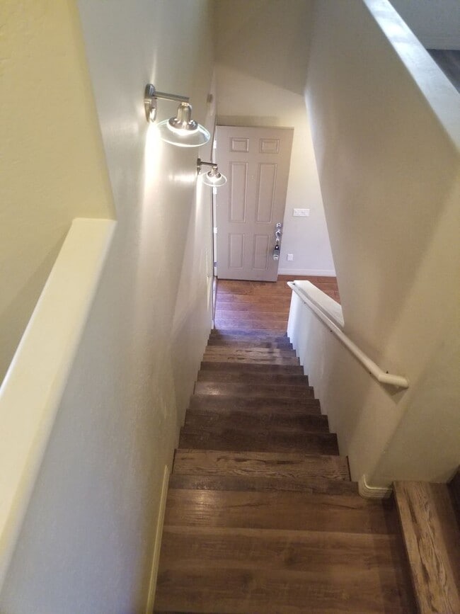 Building Photo - Beautiful, Pet Friendly, Multi-level, 2110 sqft, Luxury Townhouse w/A/C! 3 Bed, 2.5 Bath, + Loft ...