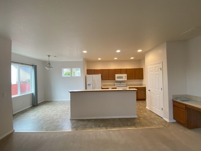 Building Photo - Available now! Spacious Two Story Home In ...