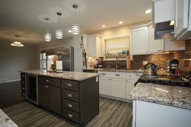 Building Photo - 6092 Cleveland St