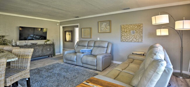 Building Photo - WALK TO THE BEACH! 4 bed, 2 bath, 2 car ga...