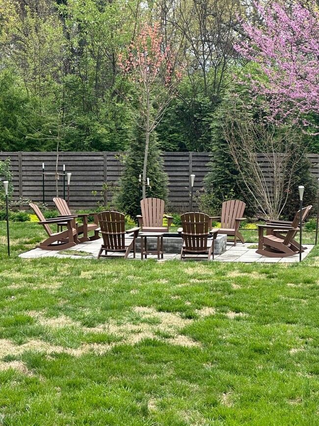 Building Photo - Lovely furnished 3 bedroom 2 bath home in ...