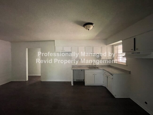 Building Photo - SECTION 8 ACCEPTED