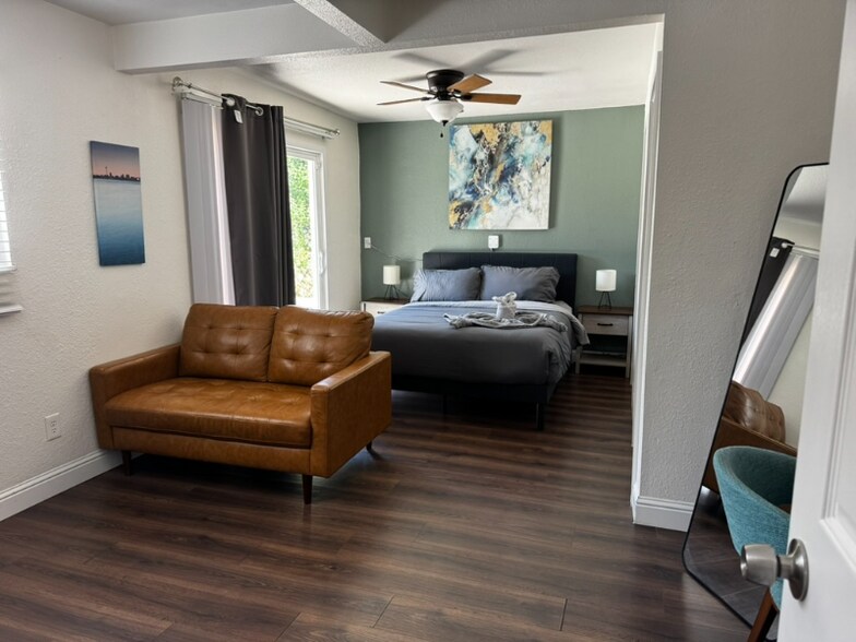 Building Photo - 2120 Kinsington St