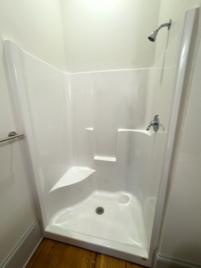 Building Photo - WINTER SPECIAL - NEWLY RENOVATED DOWNTOWN SALEM ONE BEDROOM