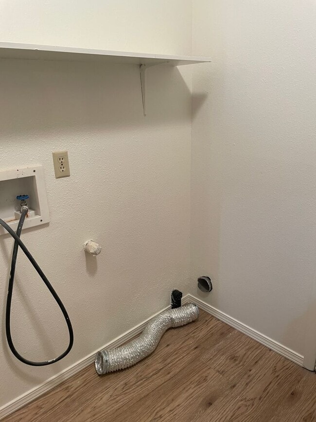 Building Photo - 2 Bed / 2 Bath Duplex with Garage & Private Yard – Great Location!