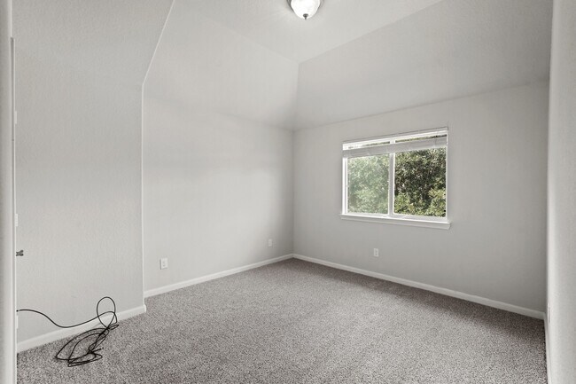 Building Photo - 4909 Summer Ridge Dr