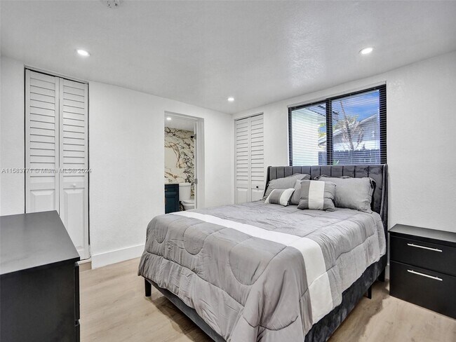 Building Photo - 3661 NE 8th Ave