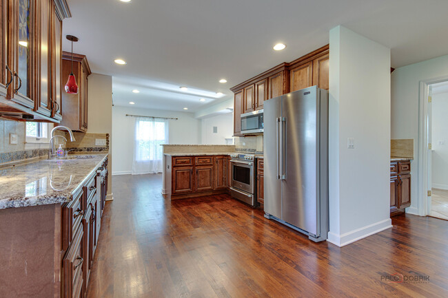 Building Photo - 813 Meadow Ln