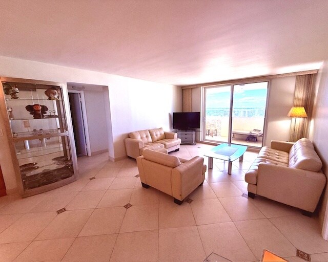 Building Photo - 1833 S Ocean Dr