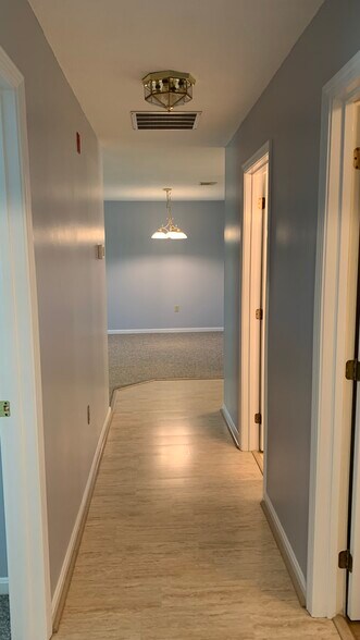 Building Photo - 30 Ledgewood Hills Dr