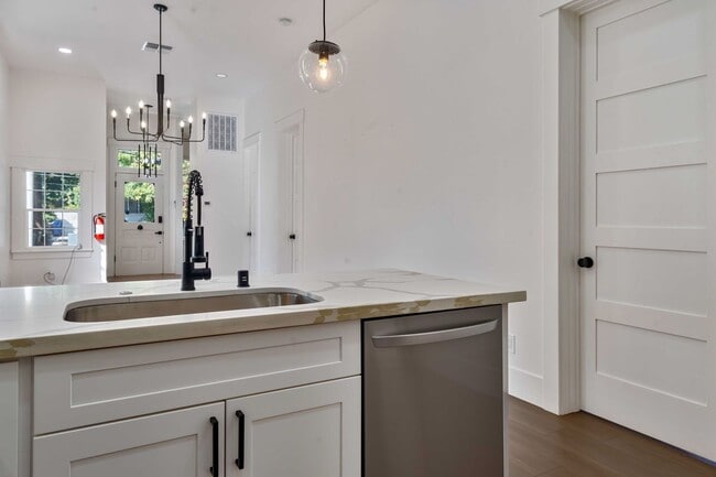 Building Photo - Fully Updated 2BR/2BA Victorian with Priva...