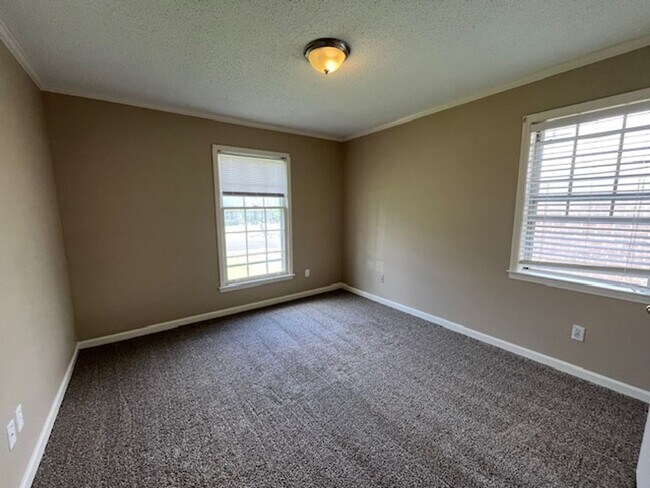 Building Photo - Renovated 3 Bedroom 2 Bath Home with 2 Car...