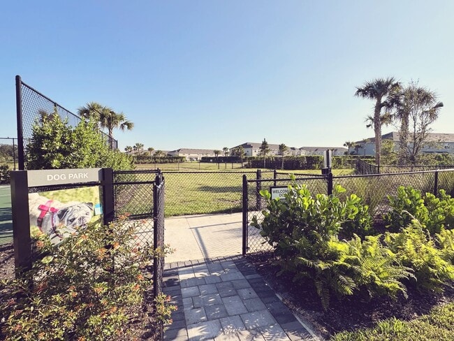 Building Photo - Beautifully maintained 3/2.5 townhome and community with pool!