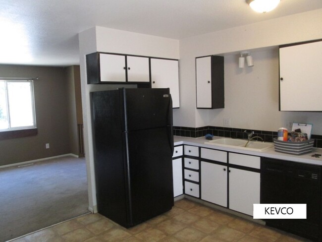 Building Photo - Split-Level Home with Large Eat-In Kitchen