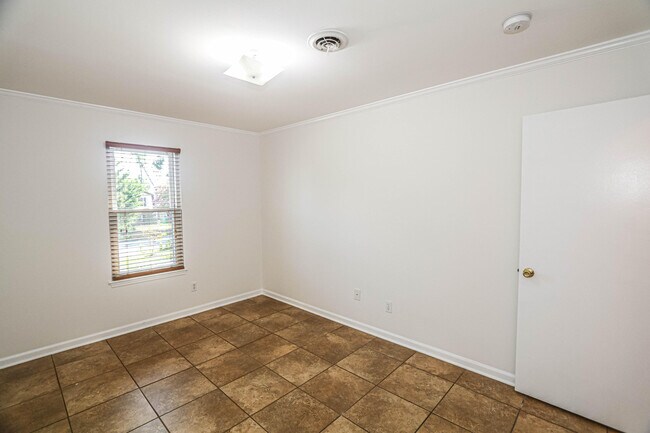 Building Photo - 3932 Creekwood Ln