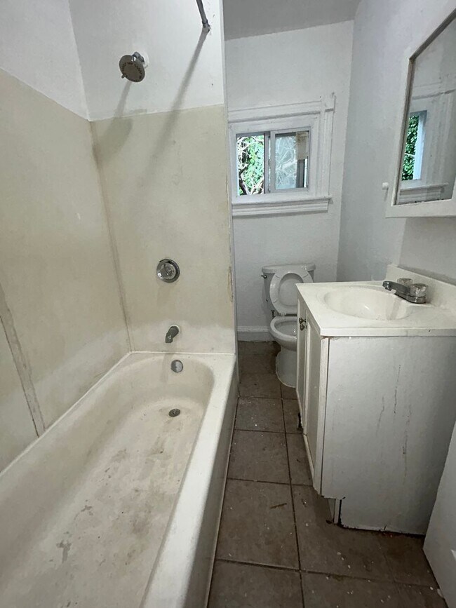 Building Photo - Nice 2 bedroom house big kitchen and yard