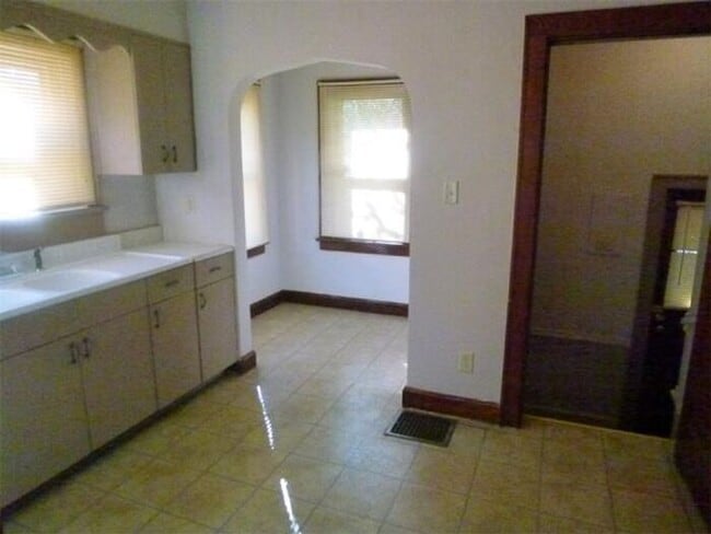 Building Photo - 2 Bedroom Home Near Union Hospital - Pets Welcome!
