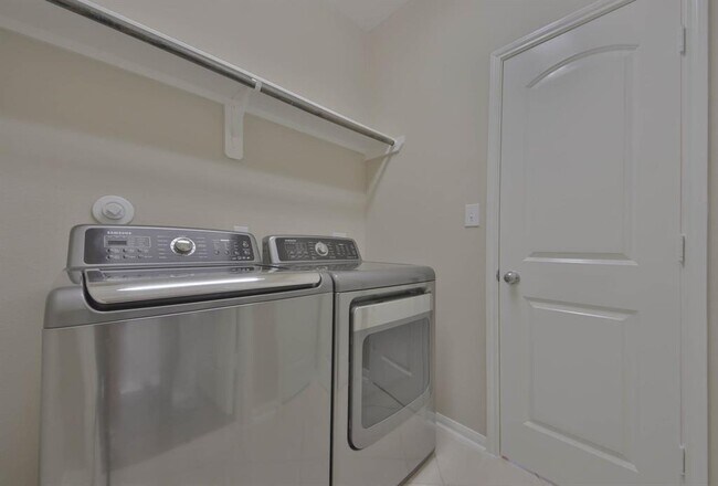 Building Photo - 2211 Dama Dr