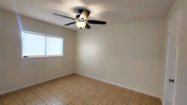 Building Photo - 2702 Foliage Green Dr