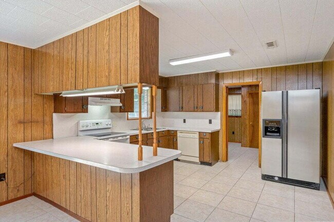 Building Photo - Charming brick home ready for move in!