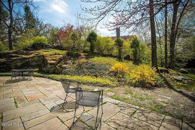 Building Photo - 208 W Lyon Farm Dr