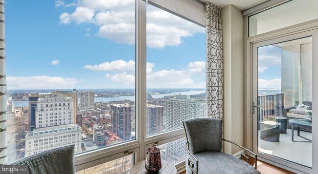 Building Photo - 207 W Washington Square