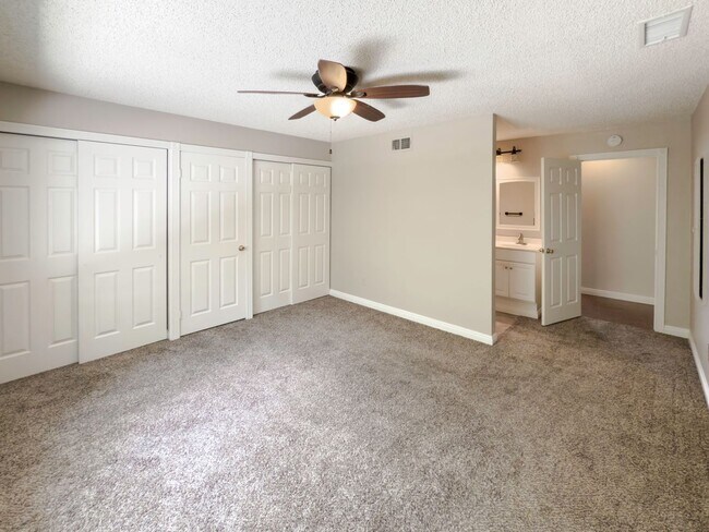 Building Photo - 3 Bedroom/2 Bathroom Private Home with Lar...