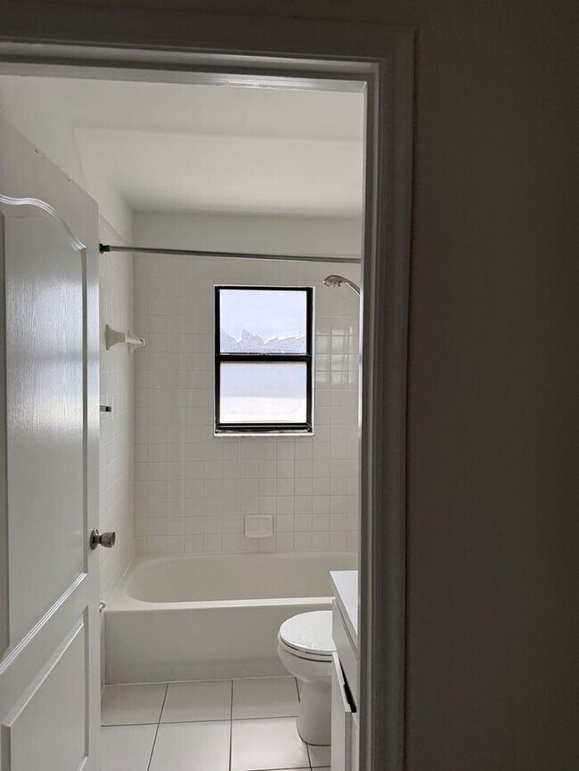 Building Photo - Spacious 3-Bedroom Home with Open Floor Plan – Great Location!