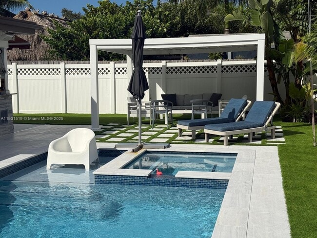 Building Photo - 1637 SE 1st St