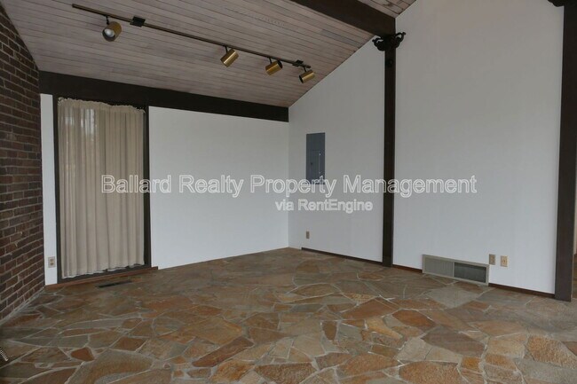 Building Photo - 3402 37th Ave W