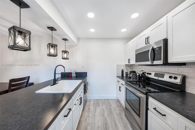 Building Photo - 11913 SW 11th Ct