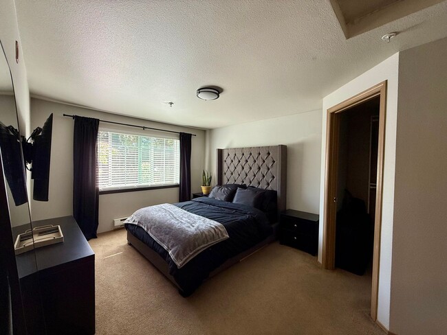 Building Photo - Burien Condo