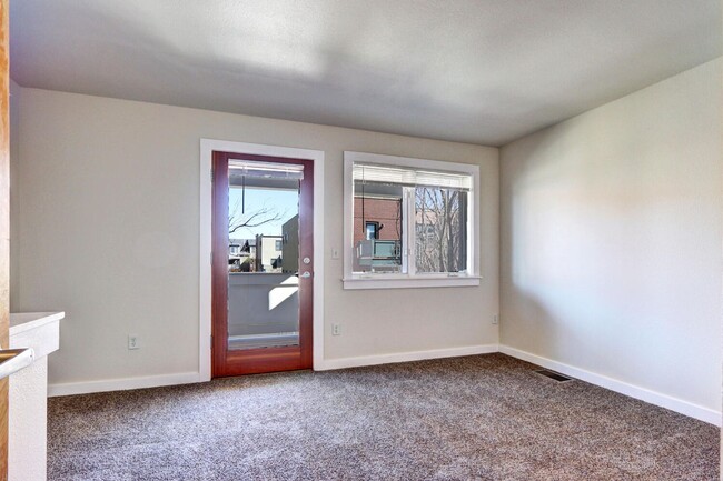 Building Photo - Renovated 1 Bedroom 1 Bathroom Townhome in...