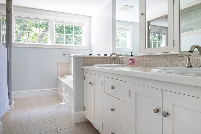 Building Photo - 2 Oak Knoll Rd