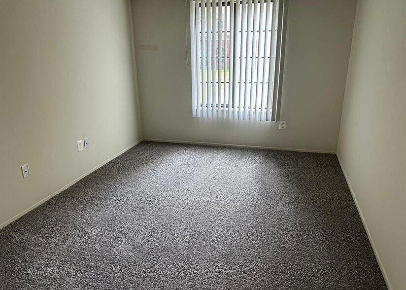 Building Photo - 7000 Foxthorn Dr