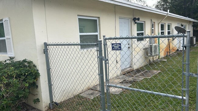 Building Photo - 1140 SW 30th St